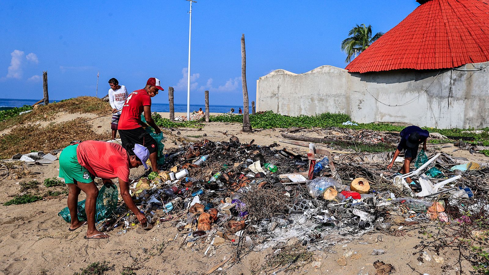Voluntarios recogen plástico en Acapulco (México).