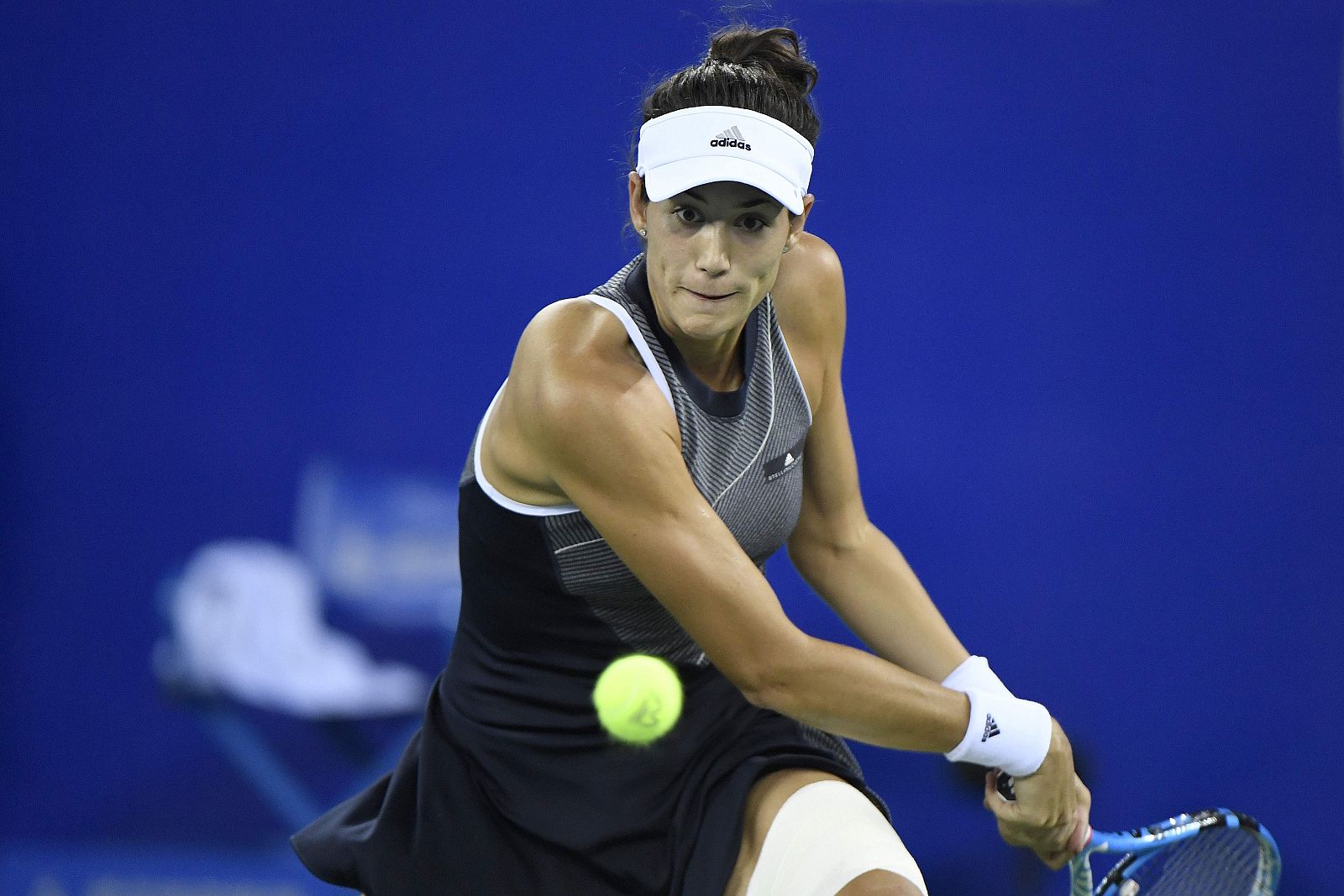 Muguruza devuelve la bola ante Ostapenko en los cuartos de final de Wuhan.