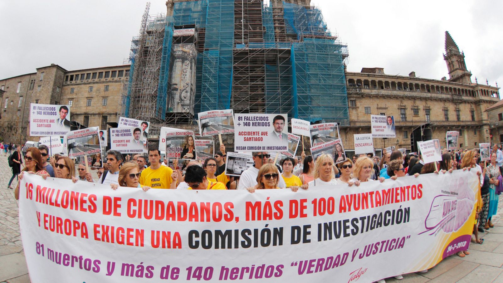 Familiares y víctimas del accidente del Alvia ocurrido en Angrois, en las cercanías de Santiago