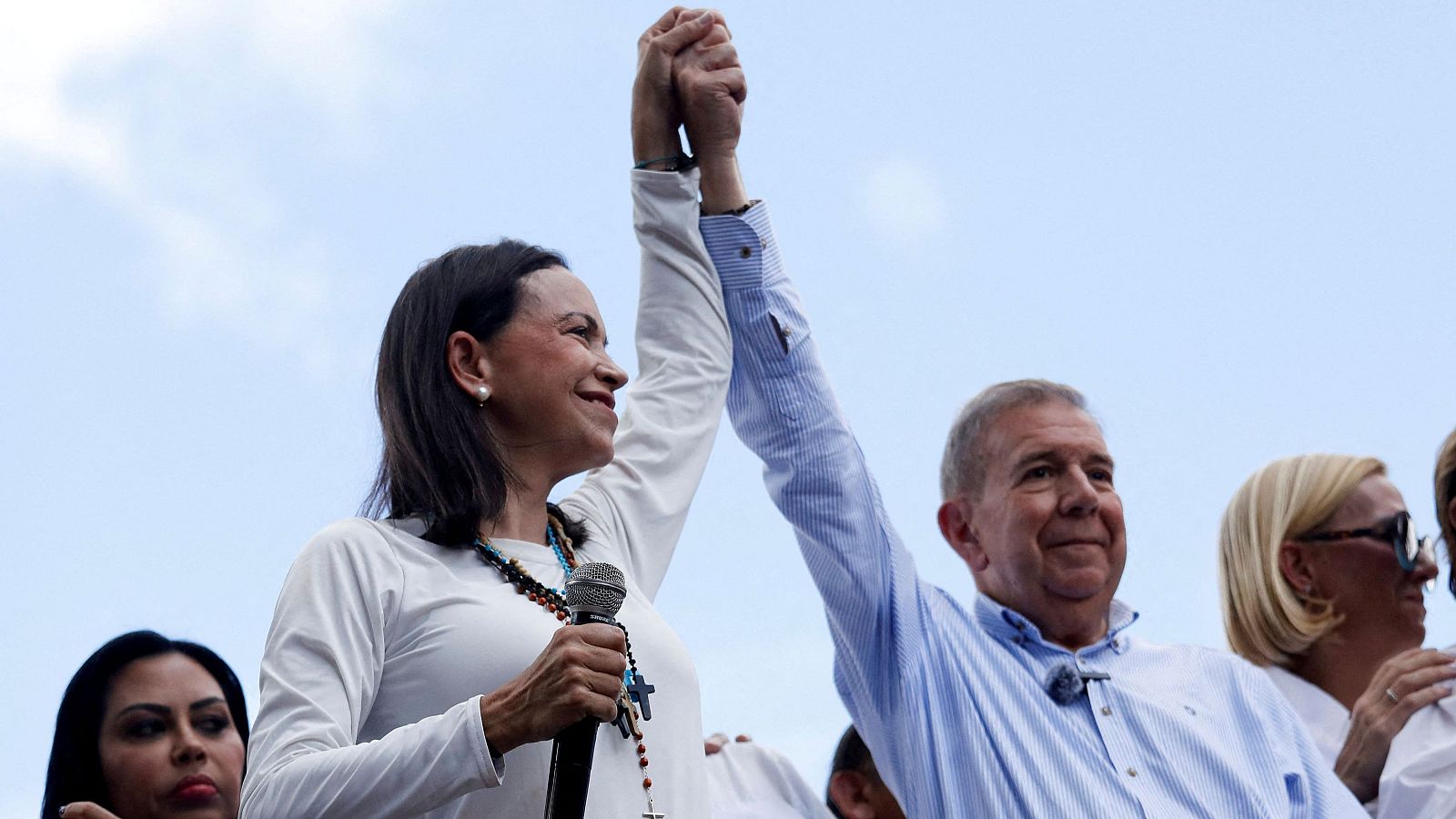 Imagen de archivo de los opositores María Corina Machado y Edmundo González dirigiéndose a sus simpatizantes en Caracas.