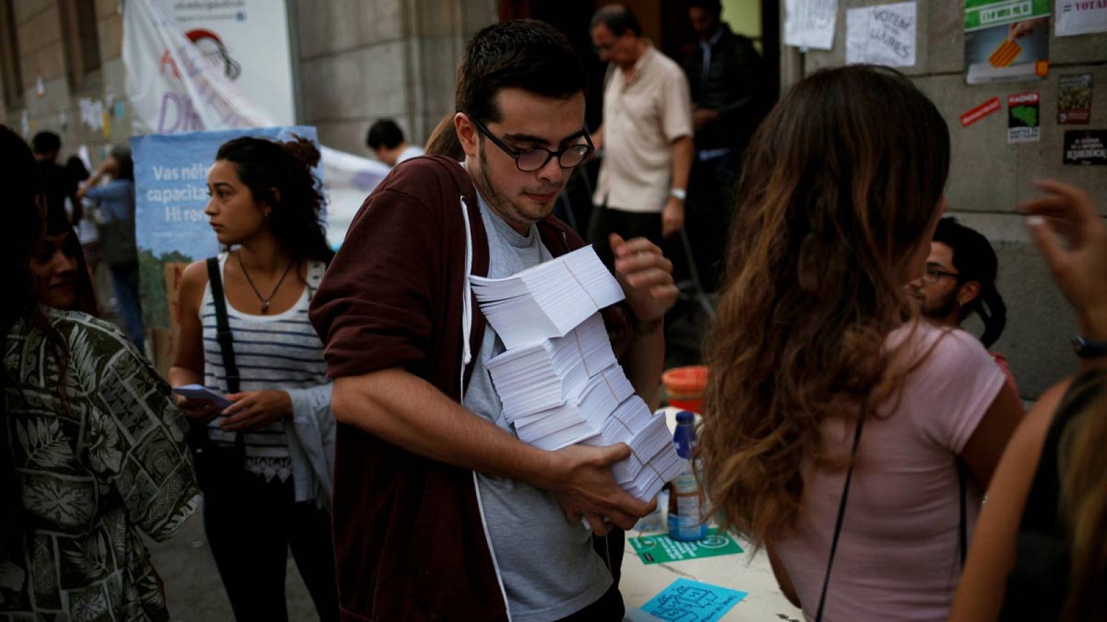 A dos días de la consulta, la vía pública y las plazas sustituyen a los locales