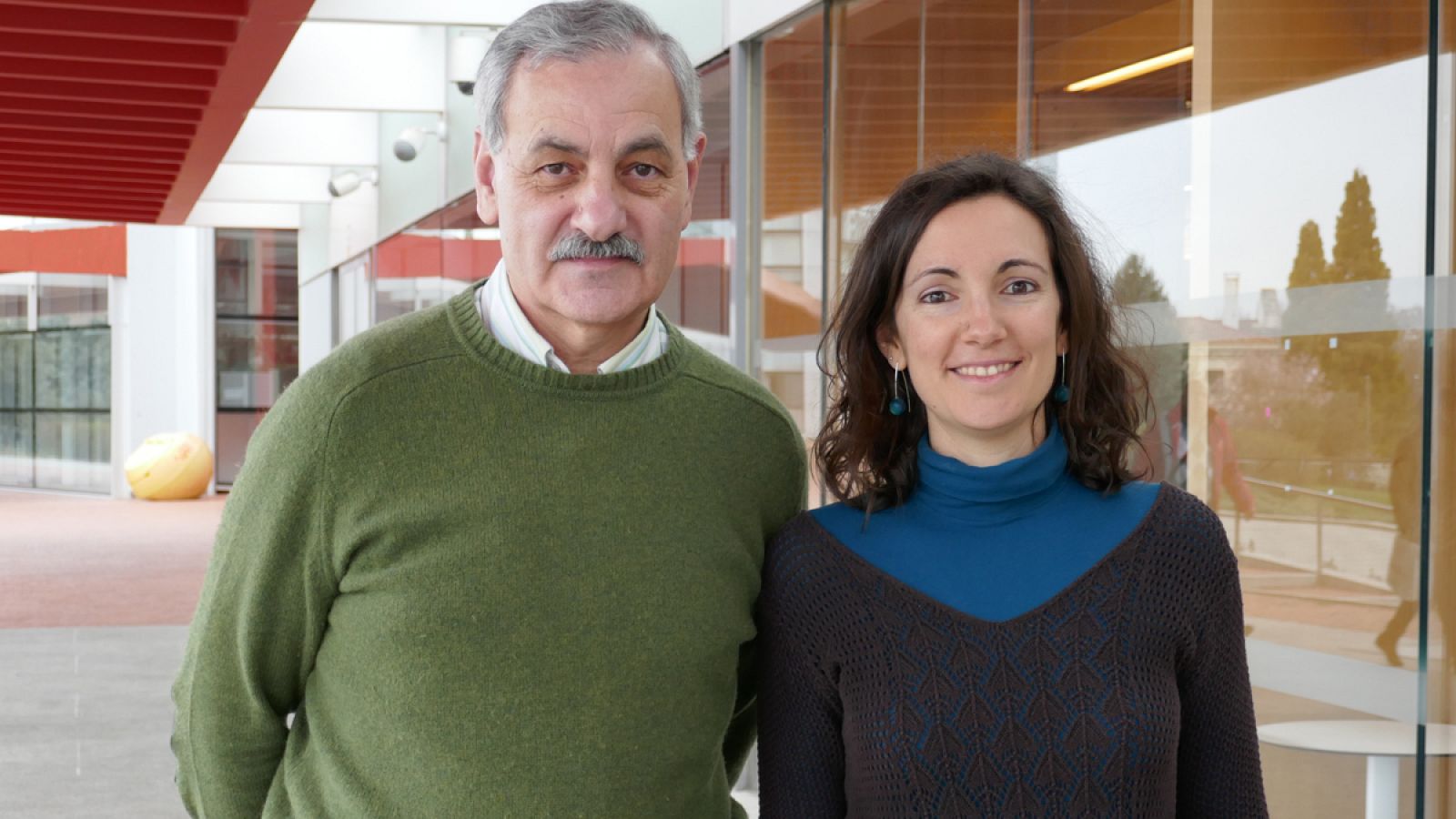 El investigador José María Bermúdez de Castro junto a su hija, la pediatra Elena Bermúdez de Castro