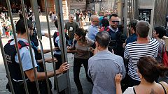 Los Mossos acuden a cerrar los colegios del 1-O, donde acampan grupos de padres con sus hijos