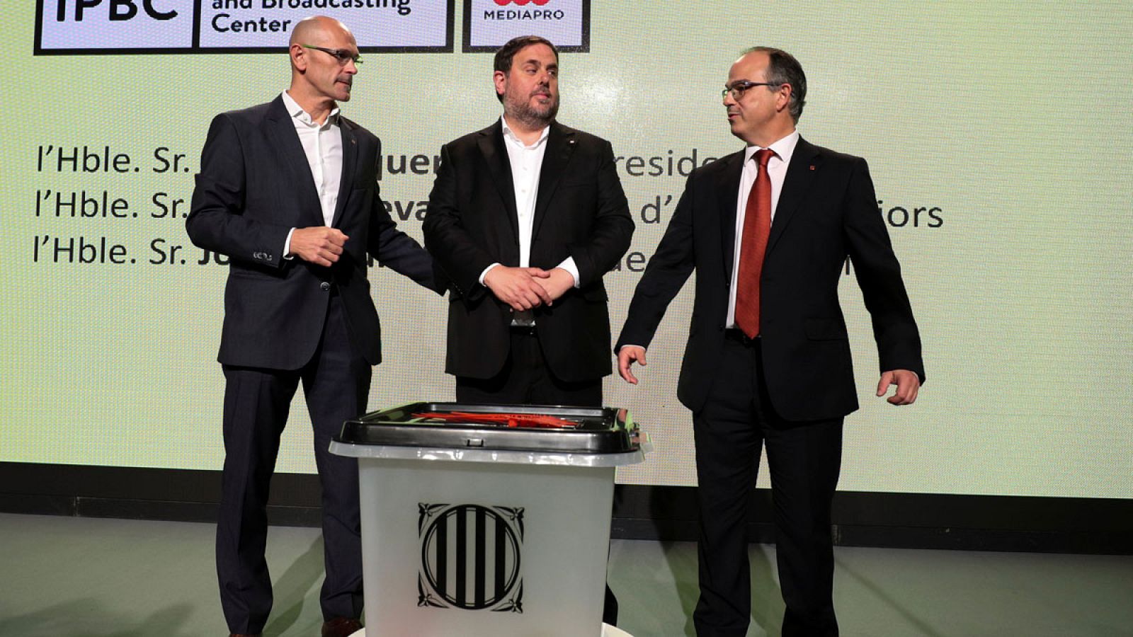 Romeva, Junqueras y Turull junto a una de las urnas del 1-O