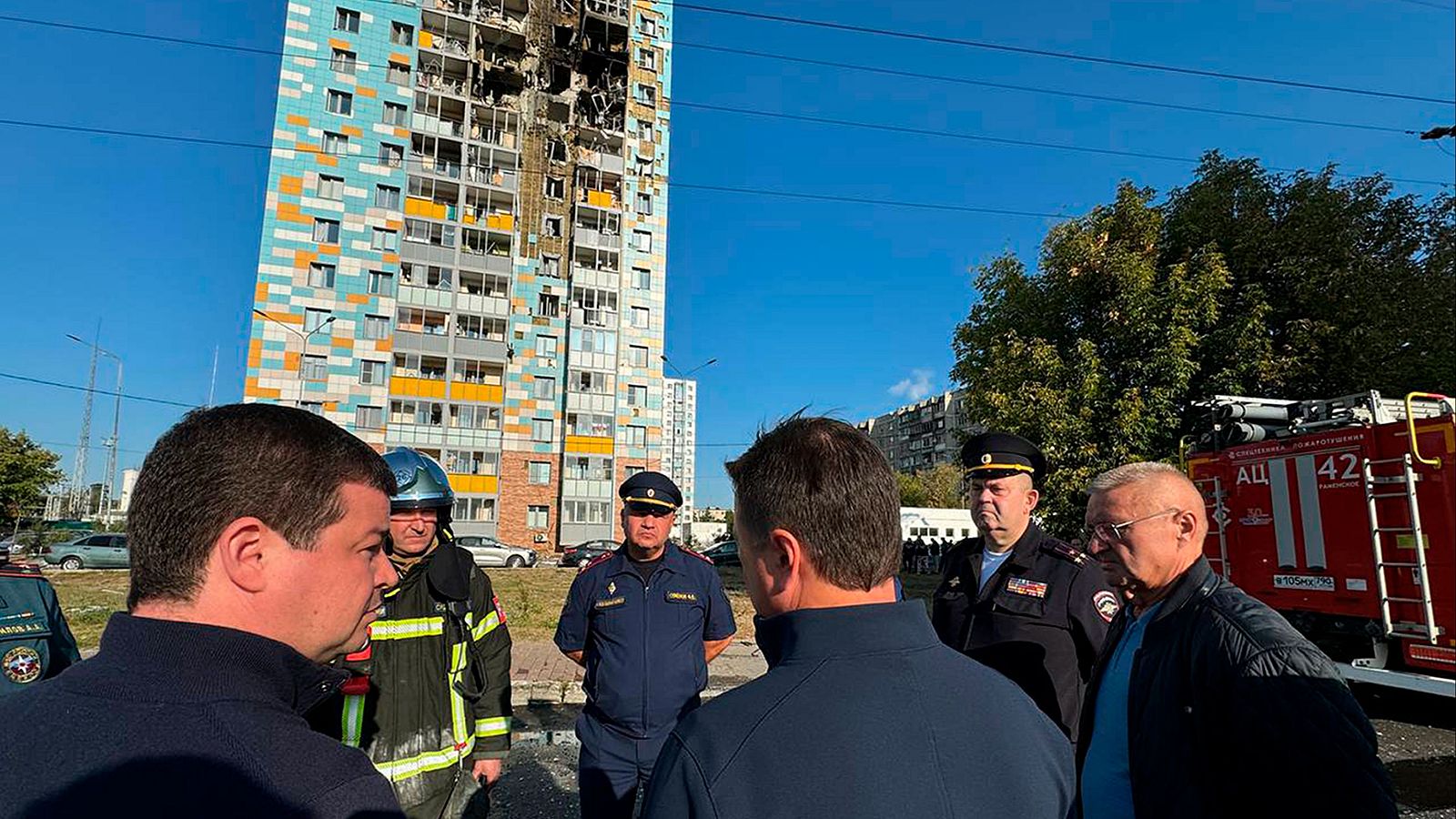 Imagen del edificio residencial de varias plantas dañado tras un ataque ucraniano con drones en Ramenskoye, a las afueras de Moscú.