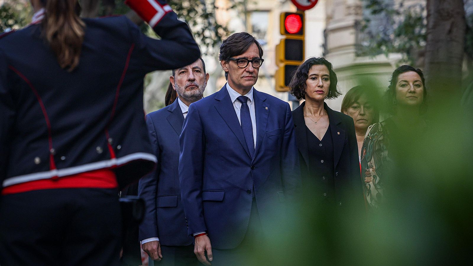 El president de la Generalitat, Salvador Illa, durant l'ofrena floral al monument a Rafael Casanova de Barcelona  (ACN | Jordi Borràs)