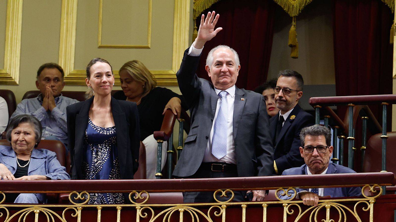 El ex alcalde de Caracas, Antonio Ledezma, y la hija de Edmundo gonzález, Carolina González, durante el Pleno del Congreso.