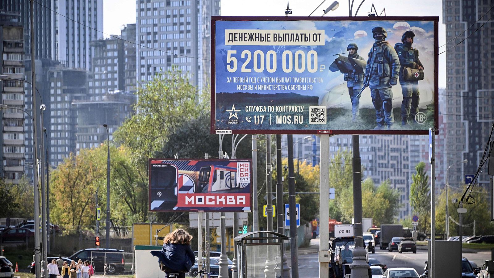 Un cartel en ruso promociona el reclutamiento militar anunciando "5,2 millones rublos [52.000 euros] para el primer año del contrato"