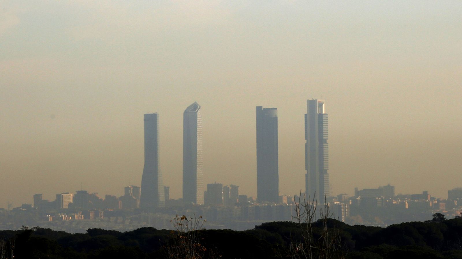 Imagen de archivo de las Cuatro Torres, perfiladas entre una nube de polución