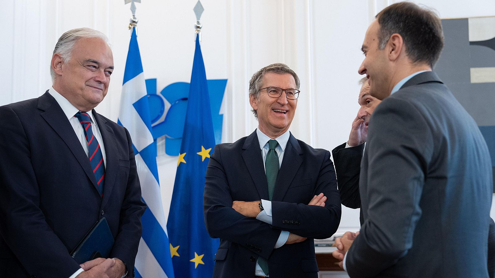 González Pons junto a Feijóo.