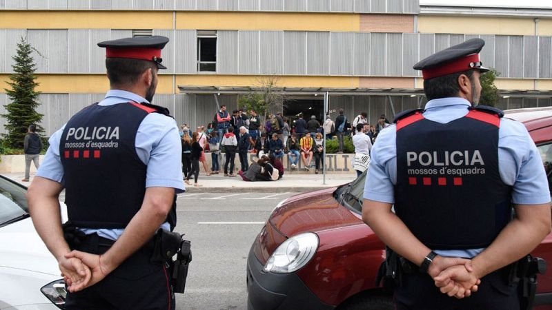 Los jueces investigan la "inacción" de los Mossos y las denuncias contra la Policía por lesiones en las cargas 