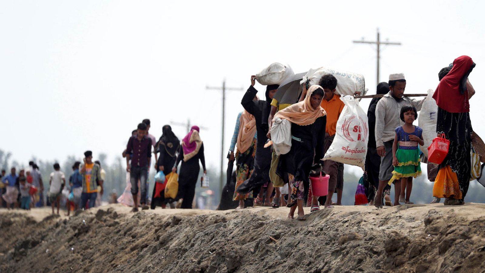 Refugiados de la etnia rohinyás llegando al campo de refugiados de Cox's Bazar en Bangladesh este 2 de octubre de 2017.