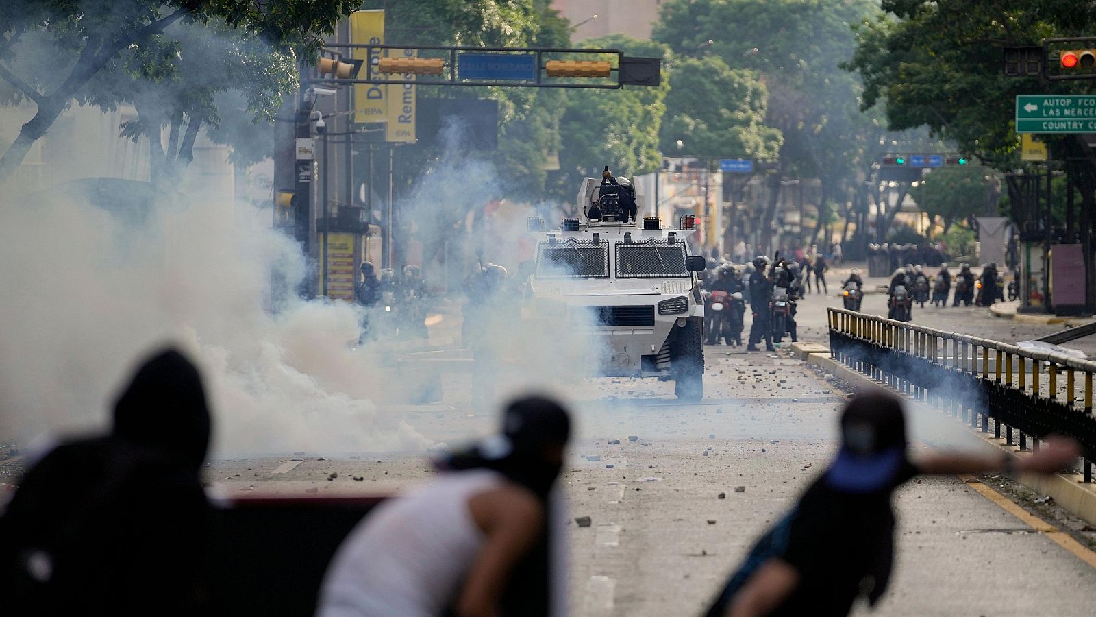 Manifestantes chocan con la policía durante las manifestaciones contra los resultados electorales oficiales el pasado julio en Caracas.