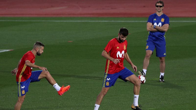 Piqué se entrena con el resto del grupo al margen de los abucheos e insultos