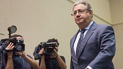 Zoido culpa a Puigdemont de alentar el "acoso" a policías y guardias civiles y avisa de que no se irán de los hoteles