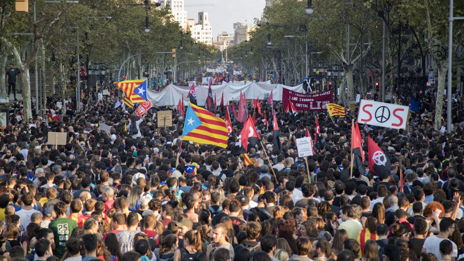 Miles de personas se concentran en el Paseo de Gracia de Barcelona