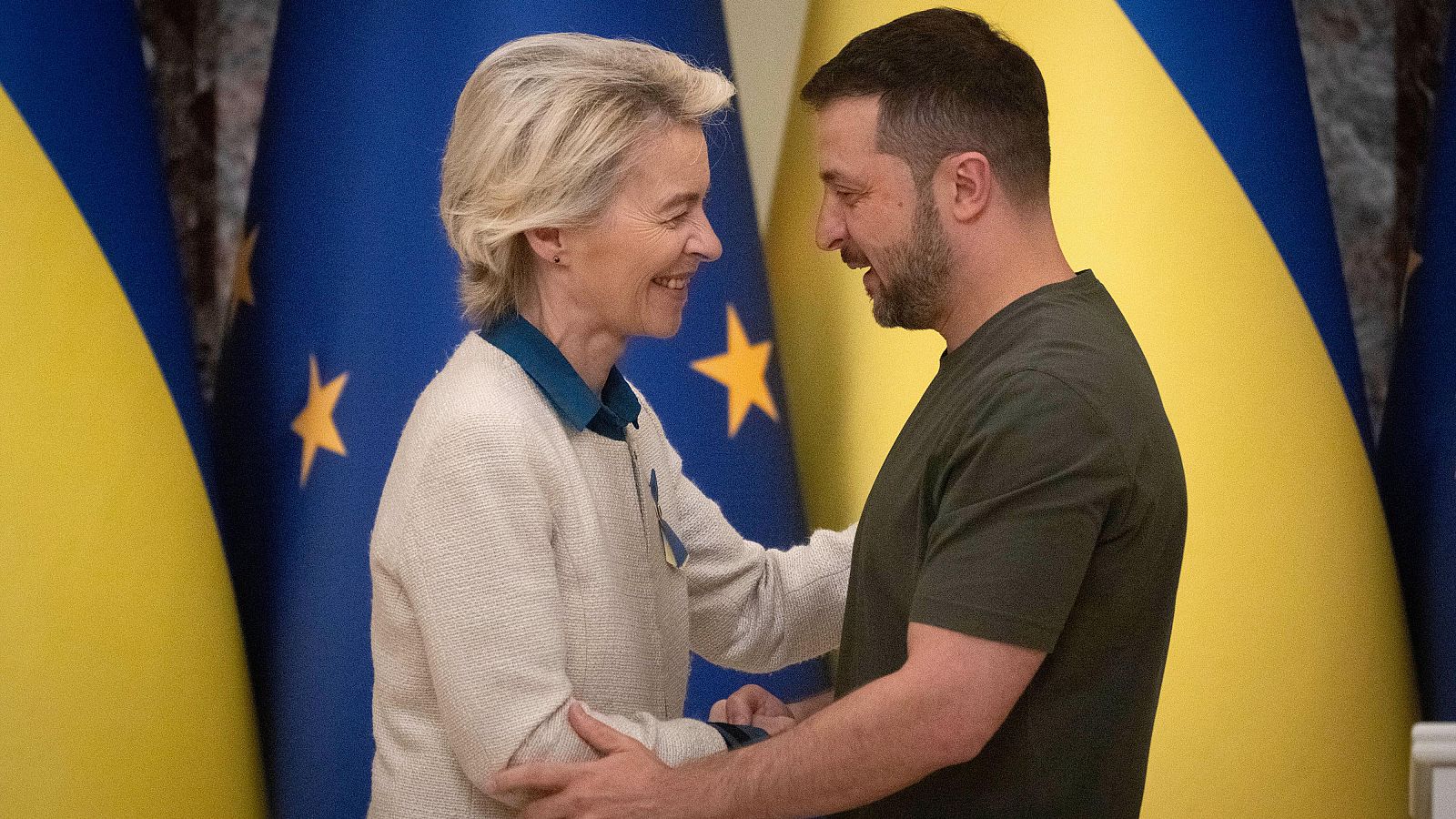 La presidenta de la Comisión Europea y el presidente ucraniano se saludan en Kiev este viernes.