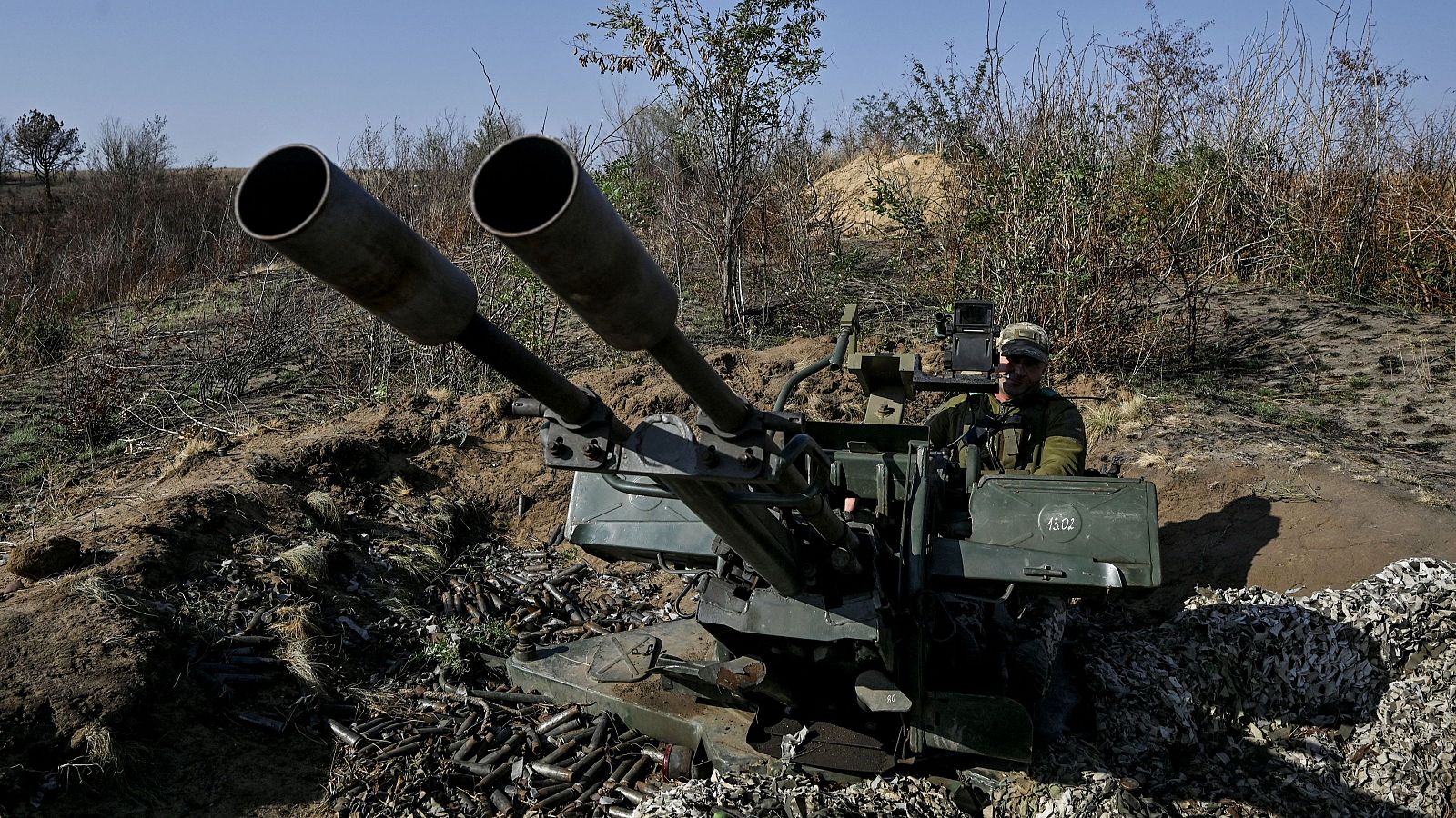 Un militar ucraniano opera UN cañón antiaéreo ZU-23-2