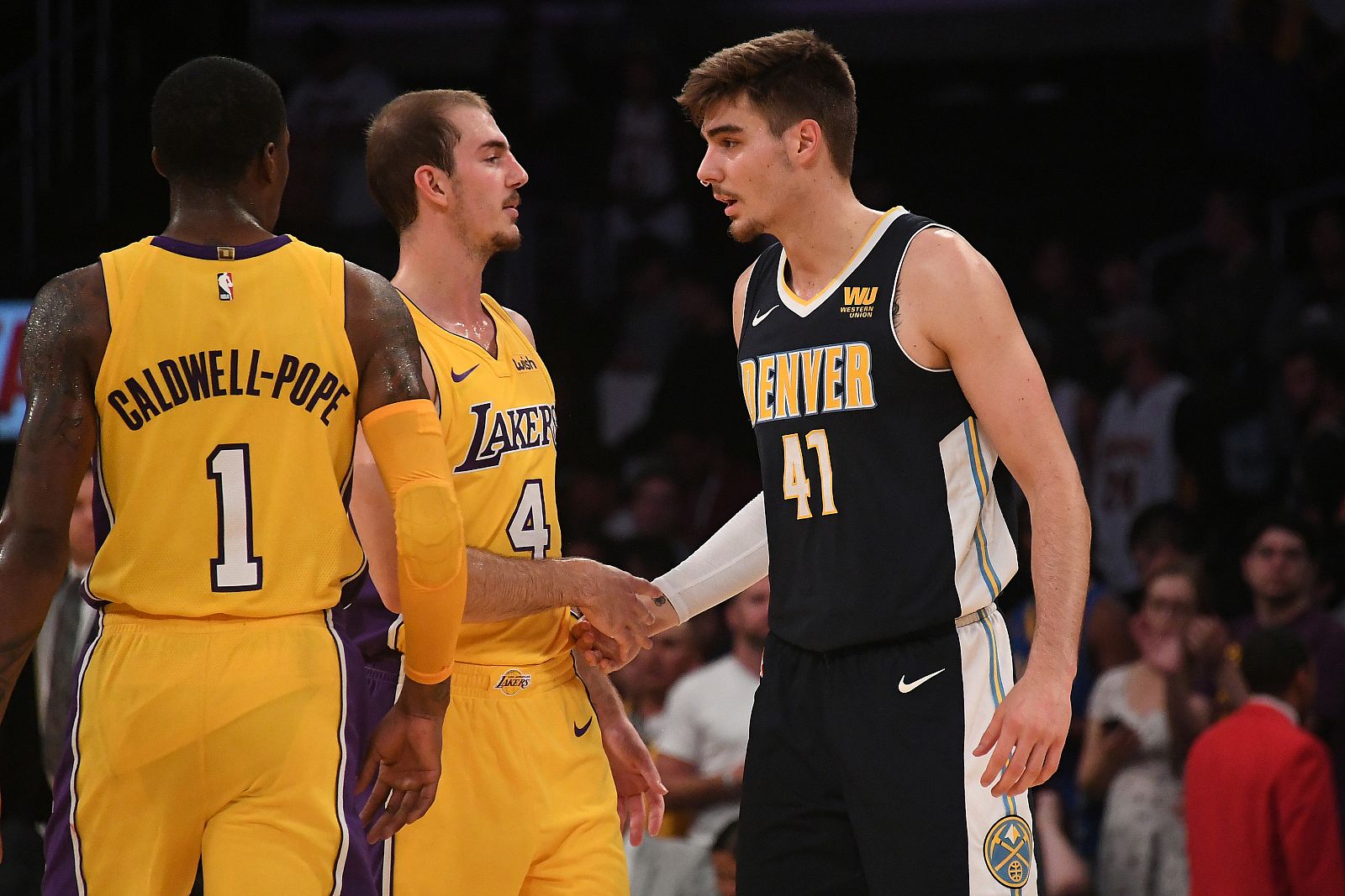 Juancho Hernángomez (d) saluda a Alex Caruso
