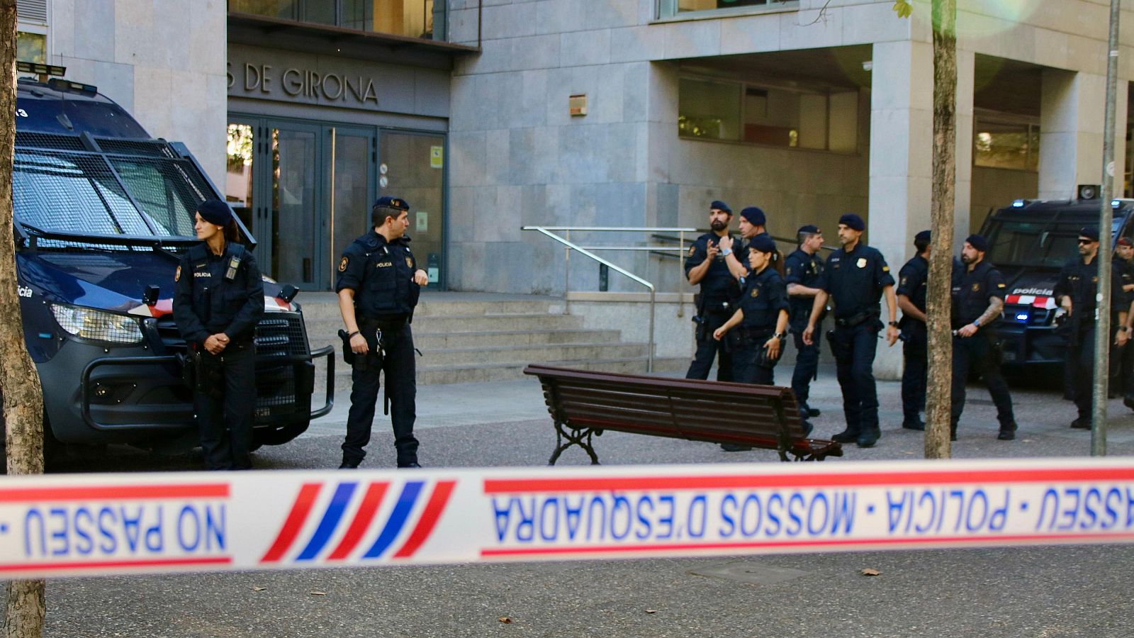 Els Mossos d'Esquadra blinden els jutjats davant de la concentració dels familiars dels detinguts.