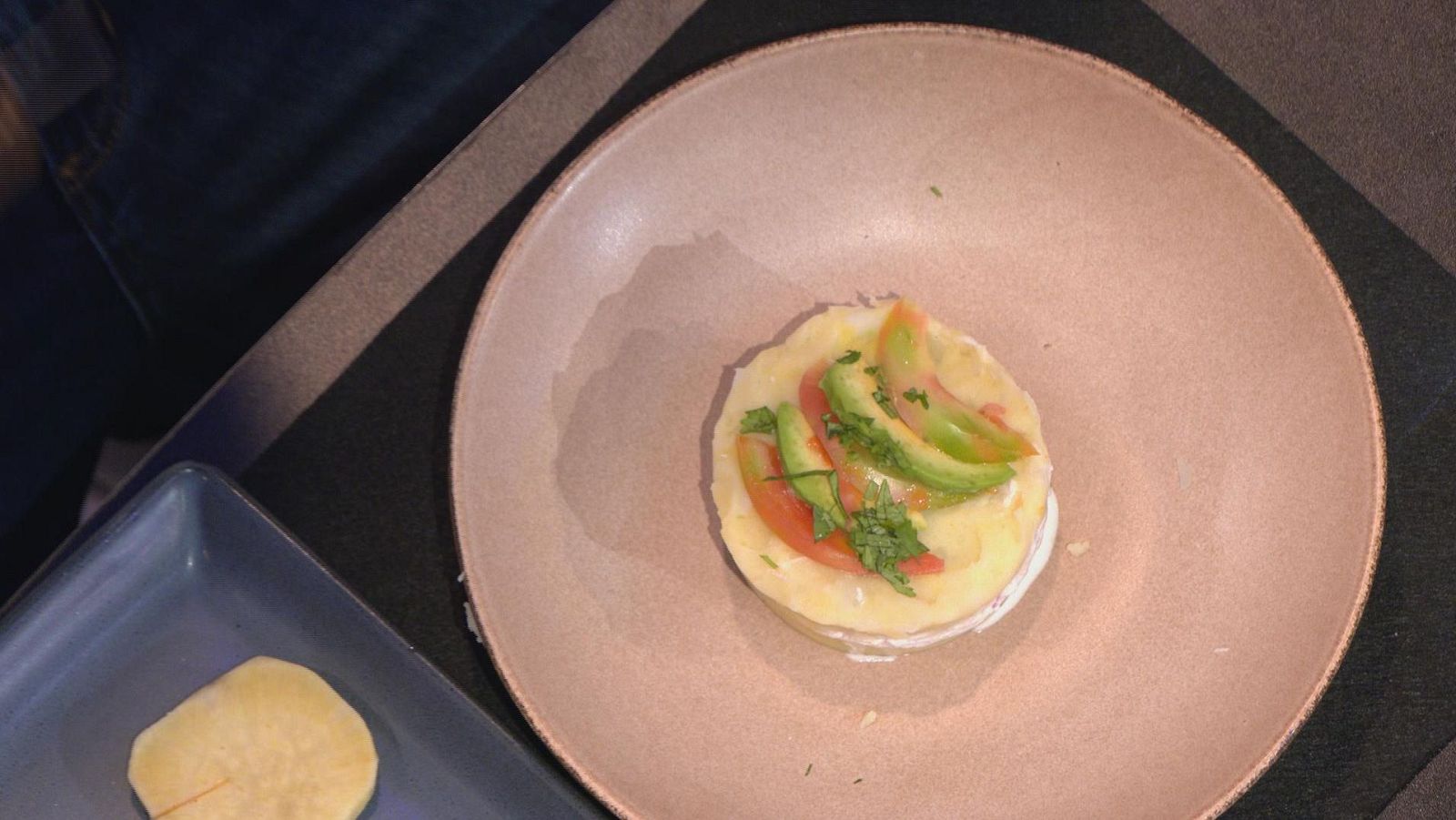 Causa limeña con anticuchos