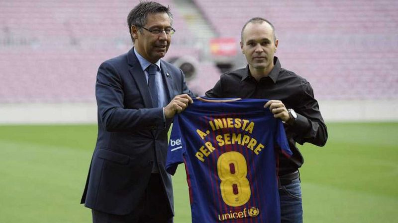 Iniesta renueva "de por vida" con el Barça