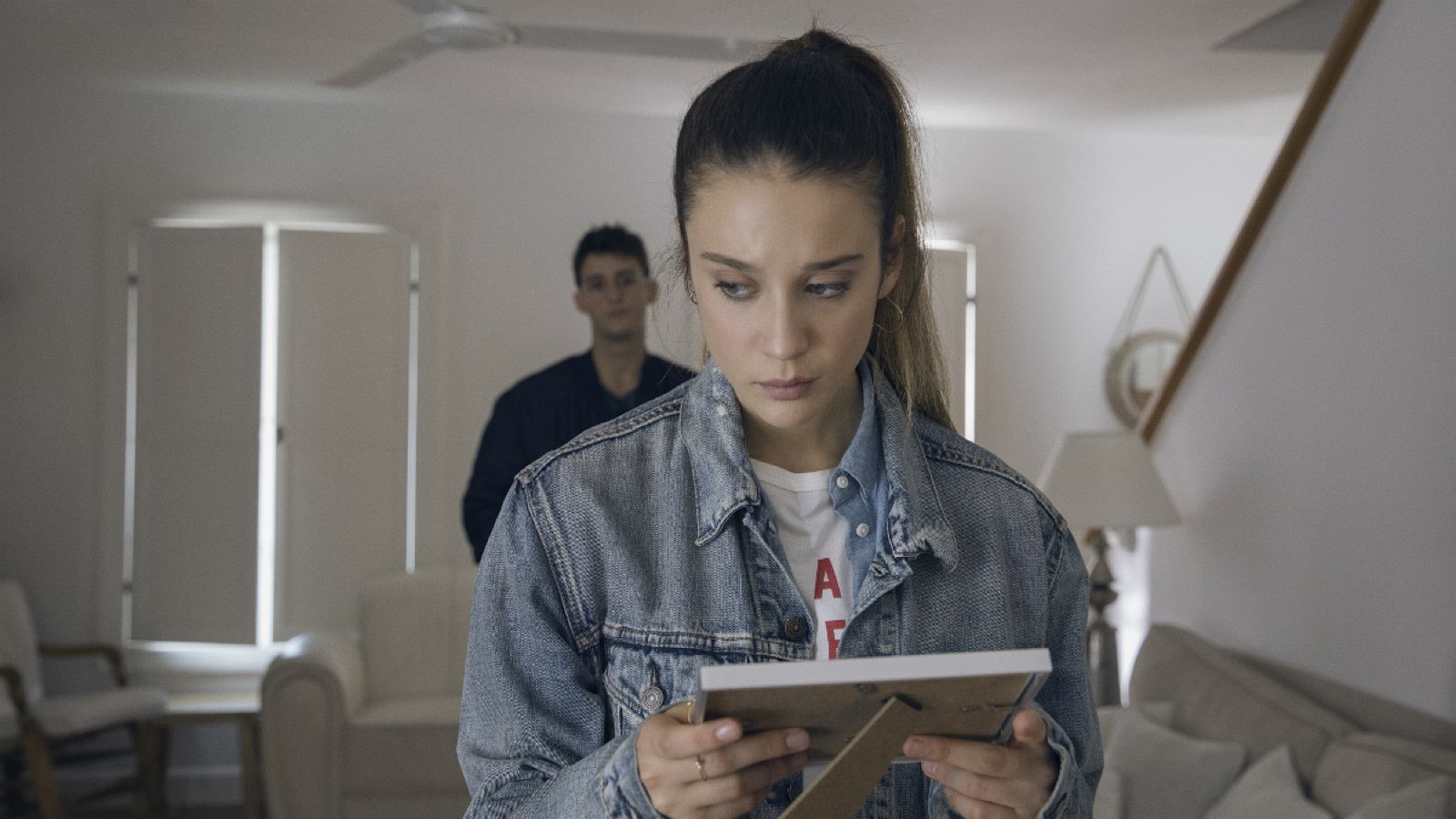 Alba sostiene un marco de fotos en las manos, ¿se lo ha dado Dani?