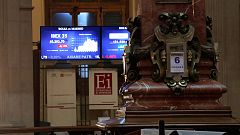 Banco Sabadell y CaixaBank acusan el 1-O y llevan al IBEX 35 a perder un 1,89% en la semana