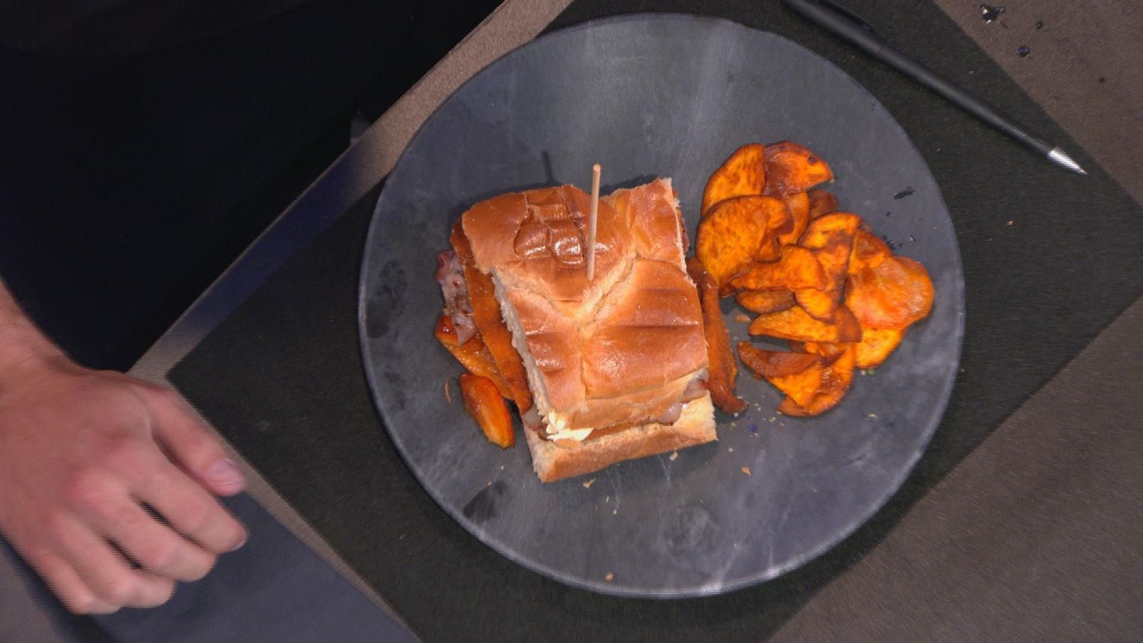 Sándwich de pollo empanado, beicon y vegetales