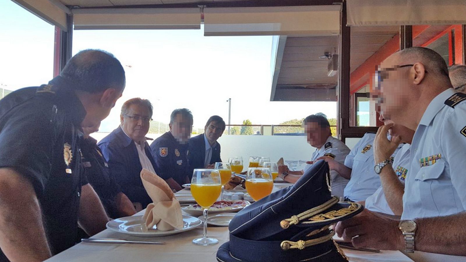 Zoido visita por sorpresa en Girona a policías y guardias civiles desplegados por el 1-O