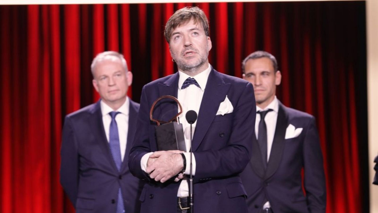 Tardes de soledad Concha de Oro