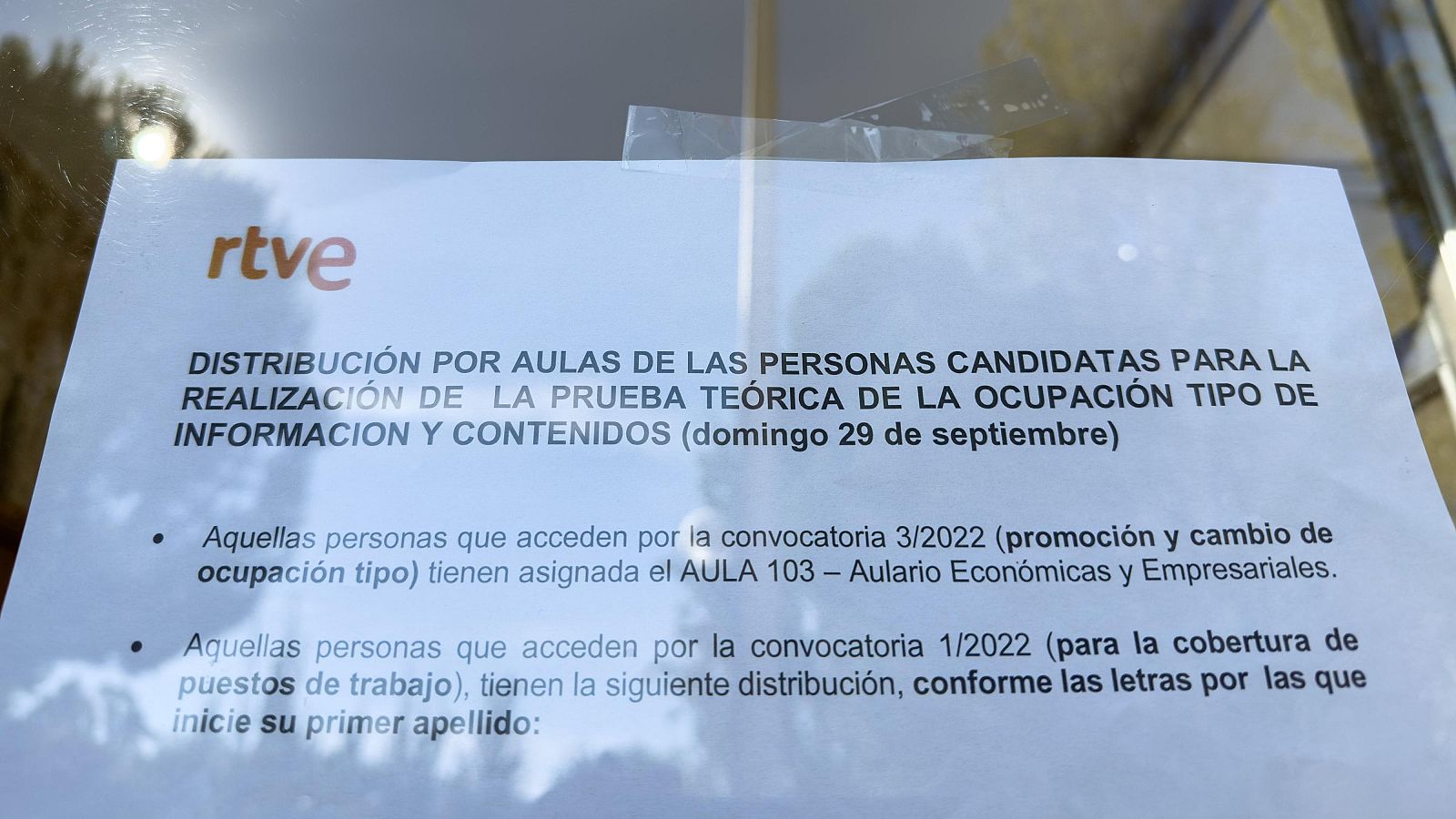 Cartel informativo a la entrada del campus de Somosaguas tras el anuncio de la suspensión de los exámenes de oposición de RTVE