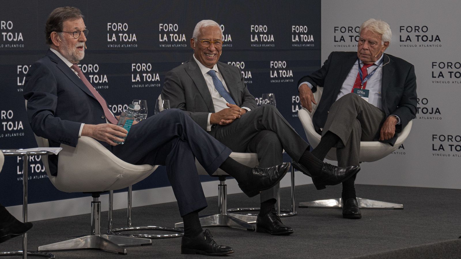 Los expresidentes Mariano Rajoy, Antonio Costa y Felipe González en una mesa de debate en el Foro La Toja, en O Grove