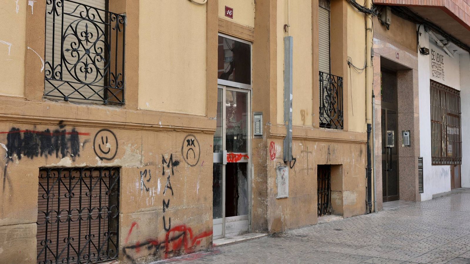 Exterior del inmueble en el que se produjo una presunta agresión sexual grupal a dos menores en Logroño