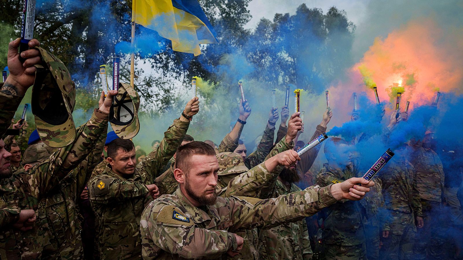 Rusia, resumen 5 de octubre: militares ucranianos durante el funeral de un camarada caído