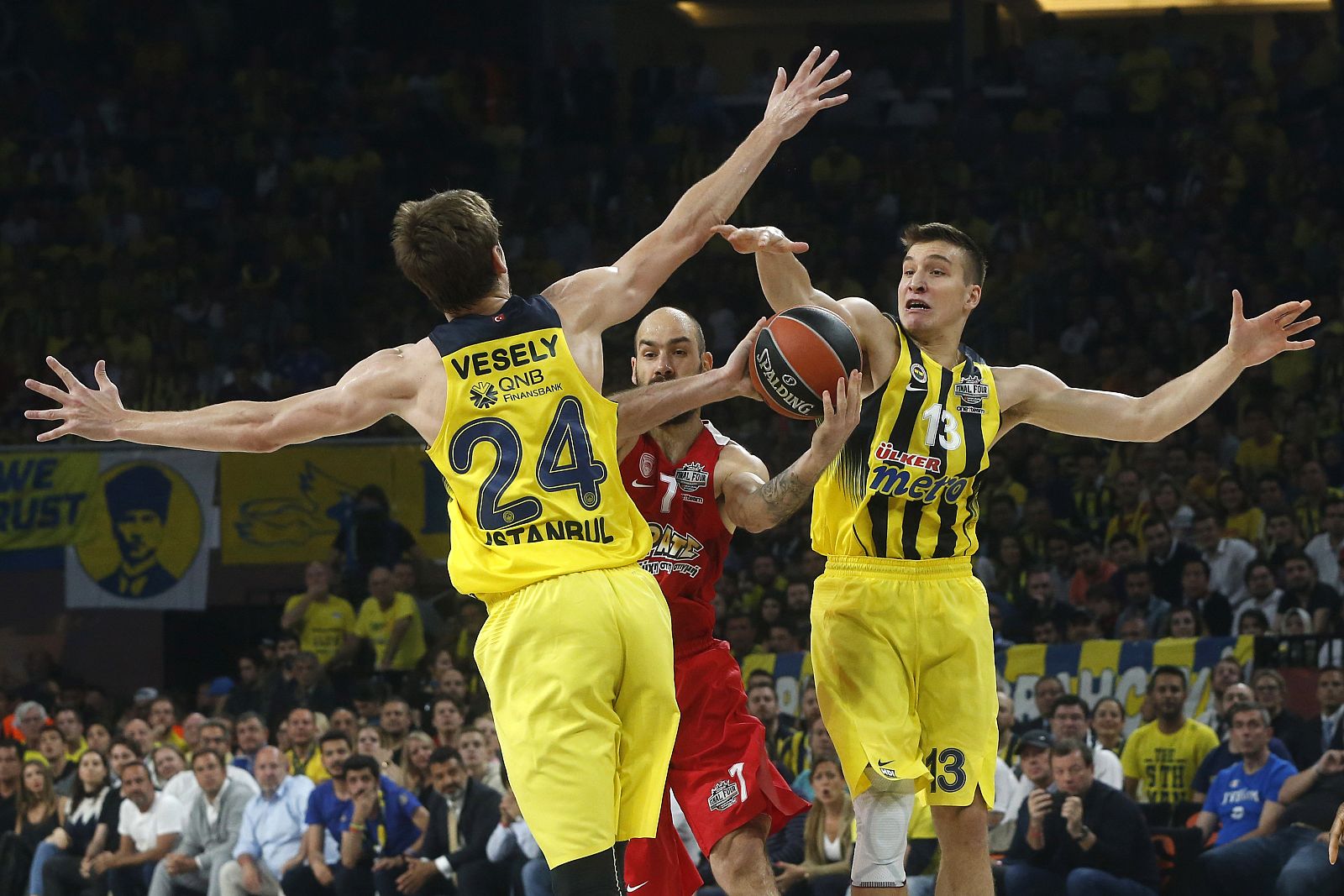 Dos jugadores del Fenerbahce defienden a uno del Olympiacos en la final de la pasada Euroliga