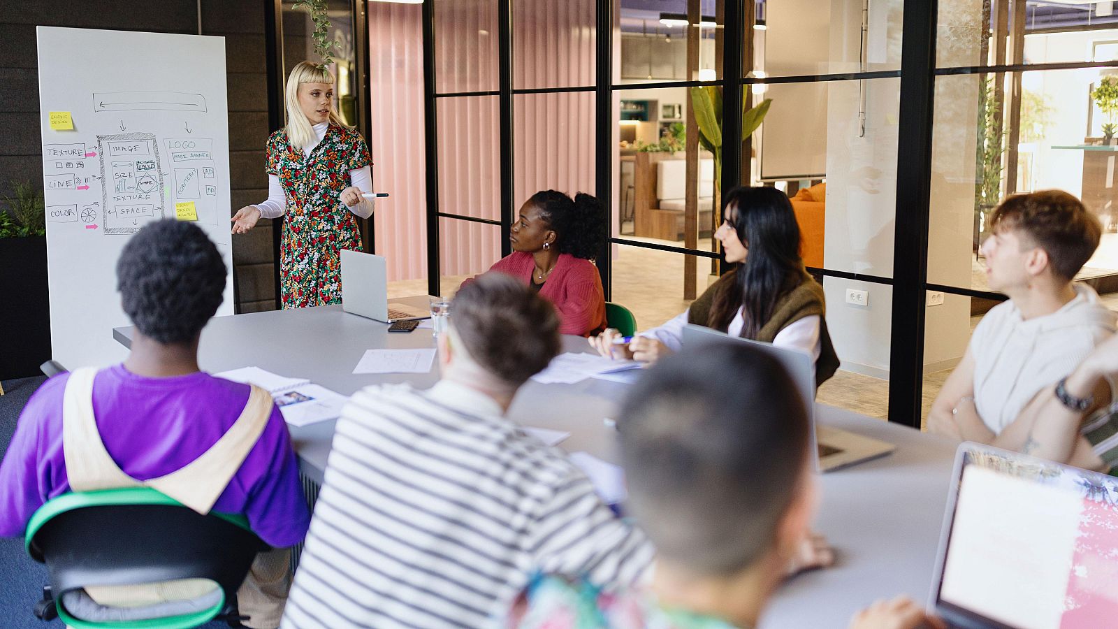 El Gobierno aprueba un reglamento contra el acoso al colectivo LGTBI en el trabajo