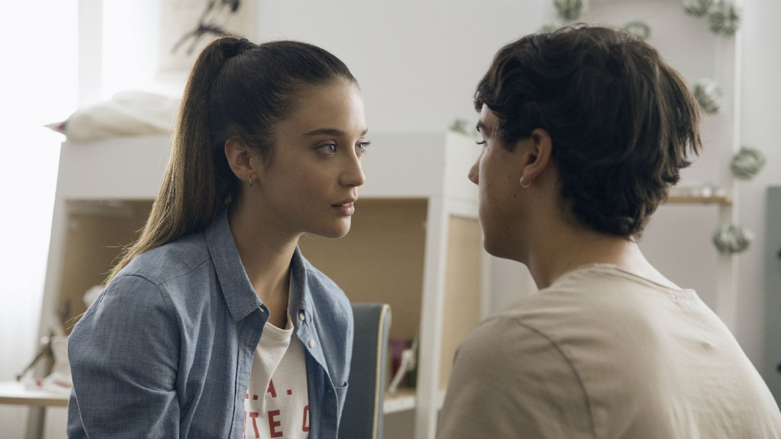 Alba y Rafa, a punto de besarse tras la pelea con Dani