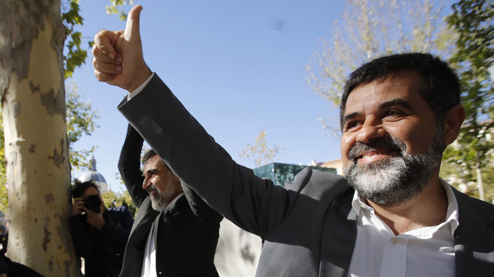 Los presidentes de la ANC, Jordi Sànchez (d), y de Òmnium Cultural, Jordi Cuixart (i), a su salida de la Audiencia Nacional