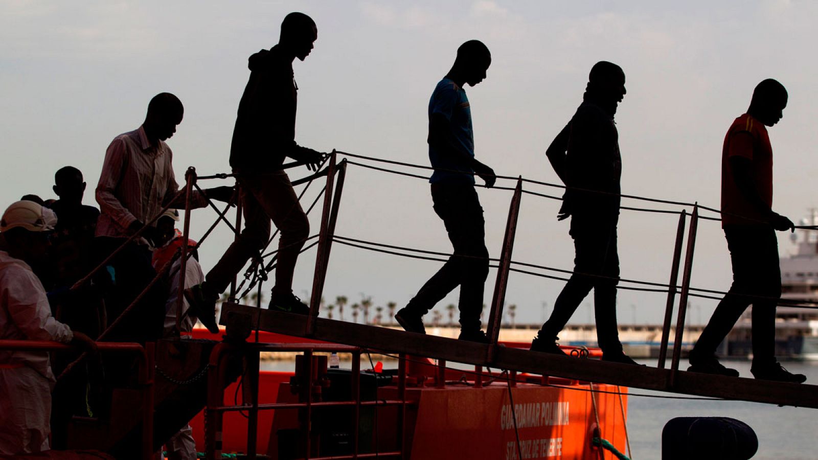 Imagen de archivo de inmigrantes rescatados y trasladados al puerto de Málaga