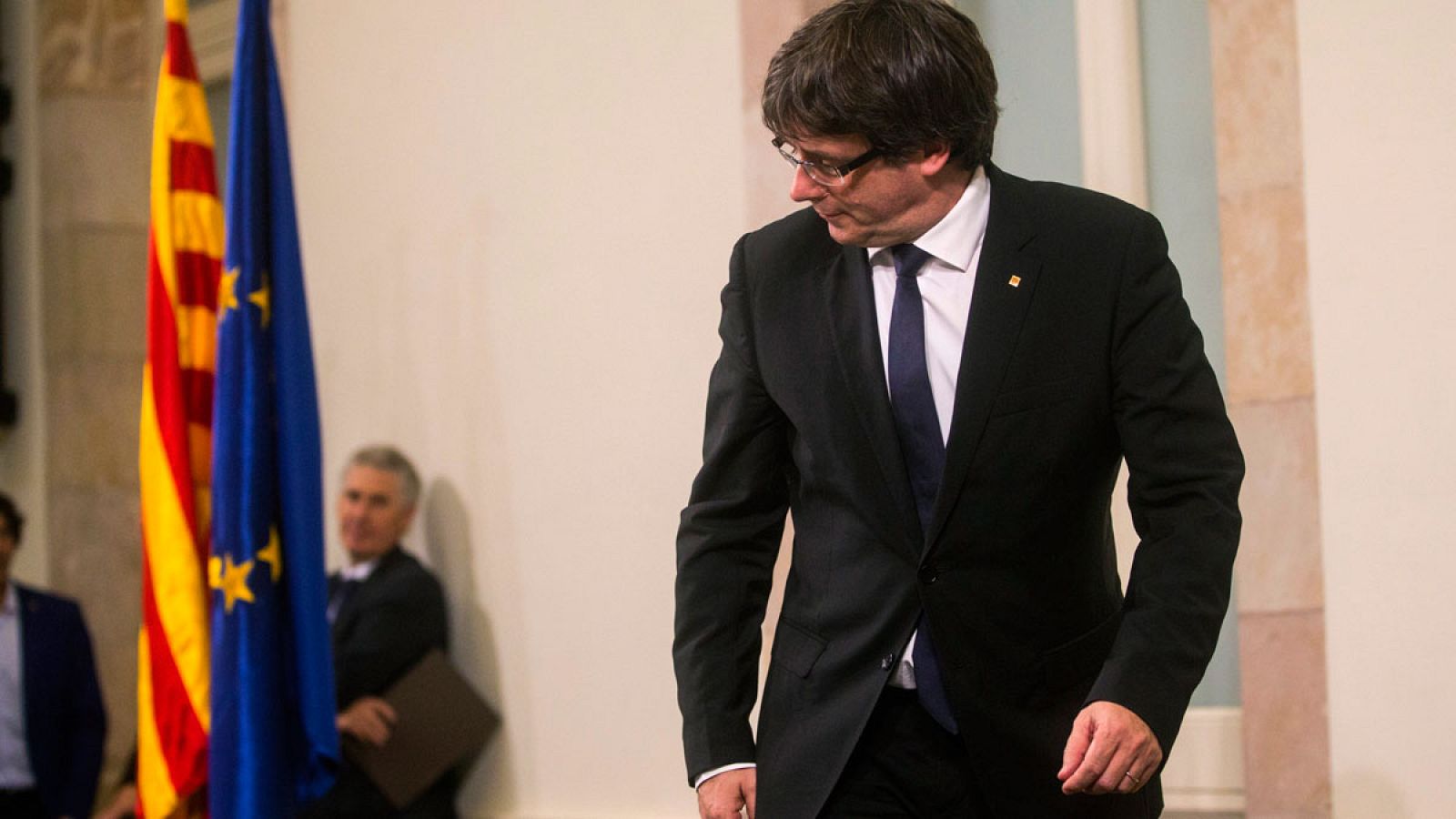 El presidente de la Generalitat, Carles Puigdemont, tras firmar el documento sobre la Independencia
