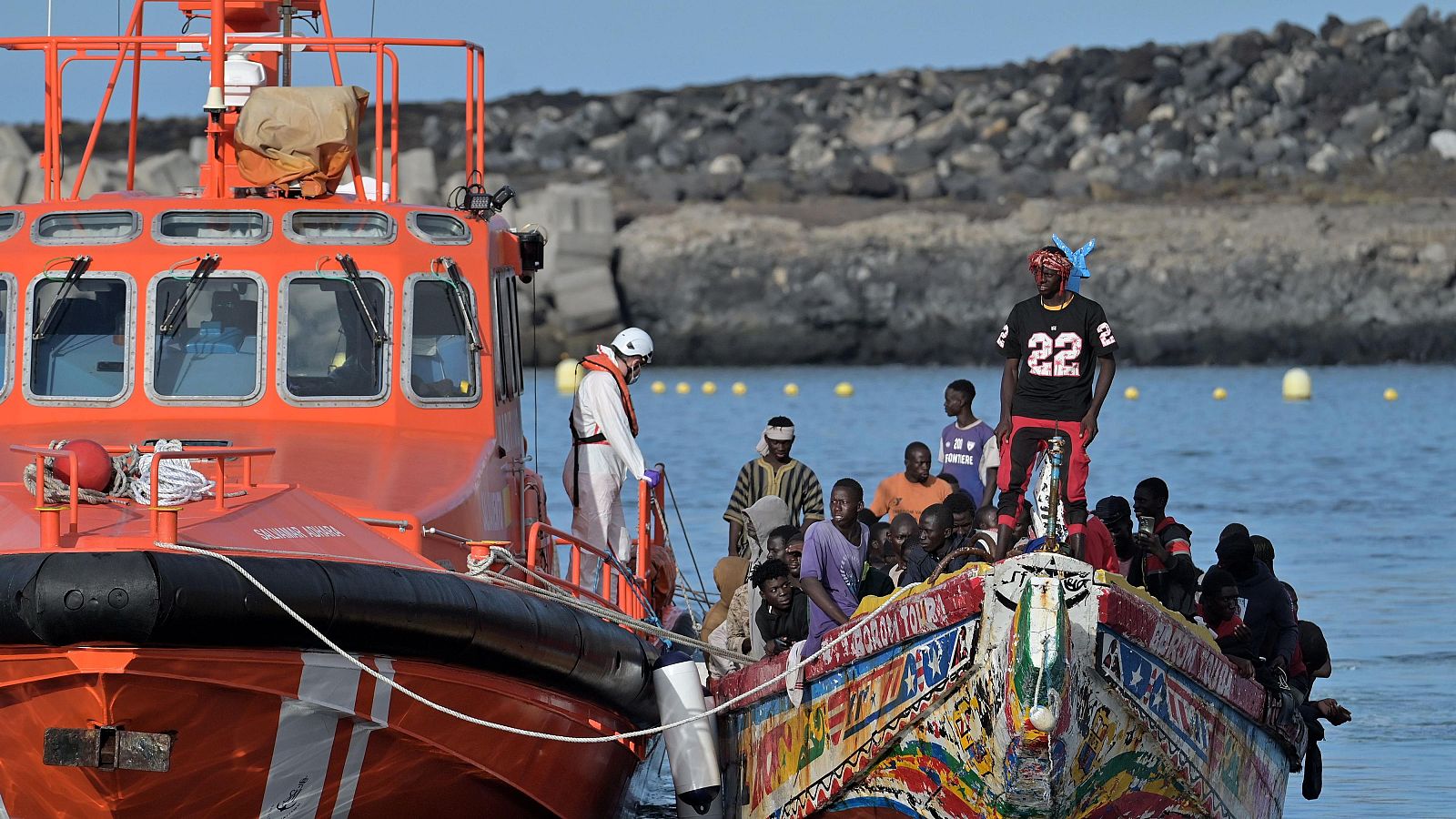 Salvamento Marítimo rescata a un joven de 21 años y a dos menores de 15 en una patera a 100 millas de Mallorca
