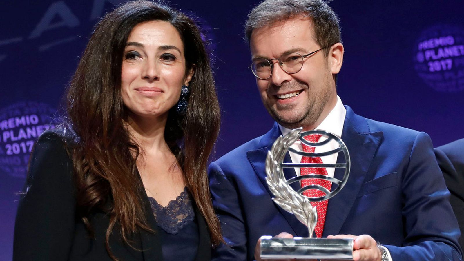 La escritora y abogada Cristina López Barrio, finalista del Premio Planeta, y el ganador, Javier Sierra