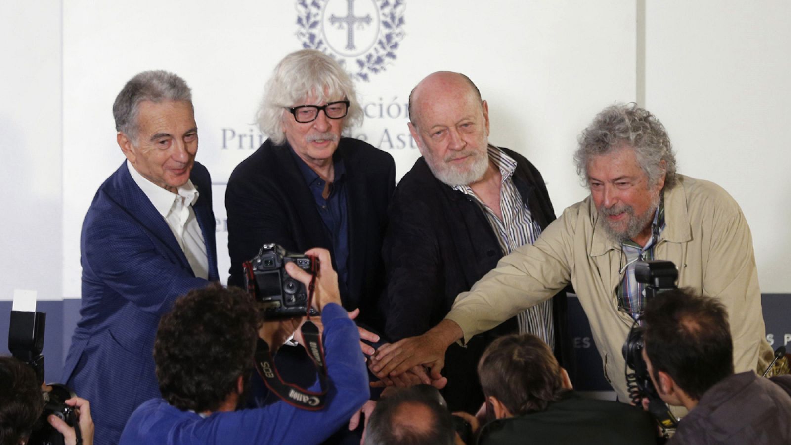 Los integrantes de Les Luthiers Carlos López Puccio (2i) , Marcos Mundstock (2d), Carlos Núñez (d), y Jorge Maronna (i), durante la rueda de prensa este martes en Oviedo.