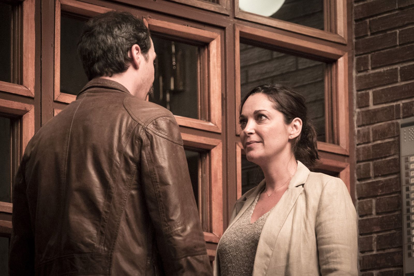 El comisario Santos decide invitar al cine a Laura