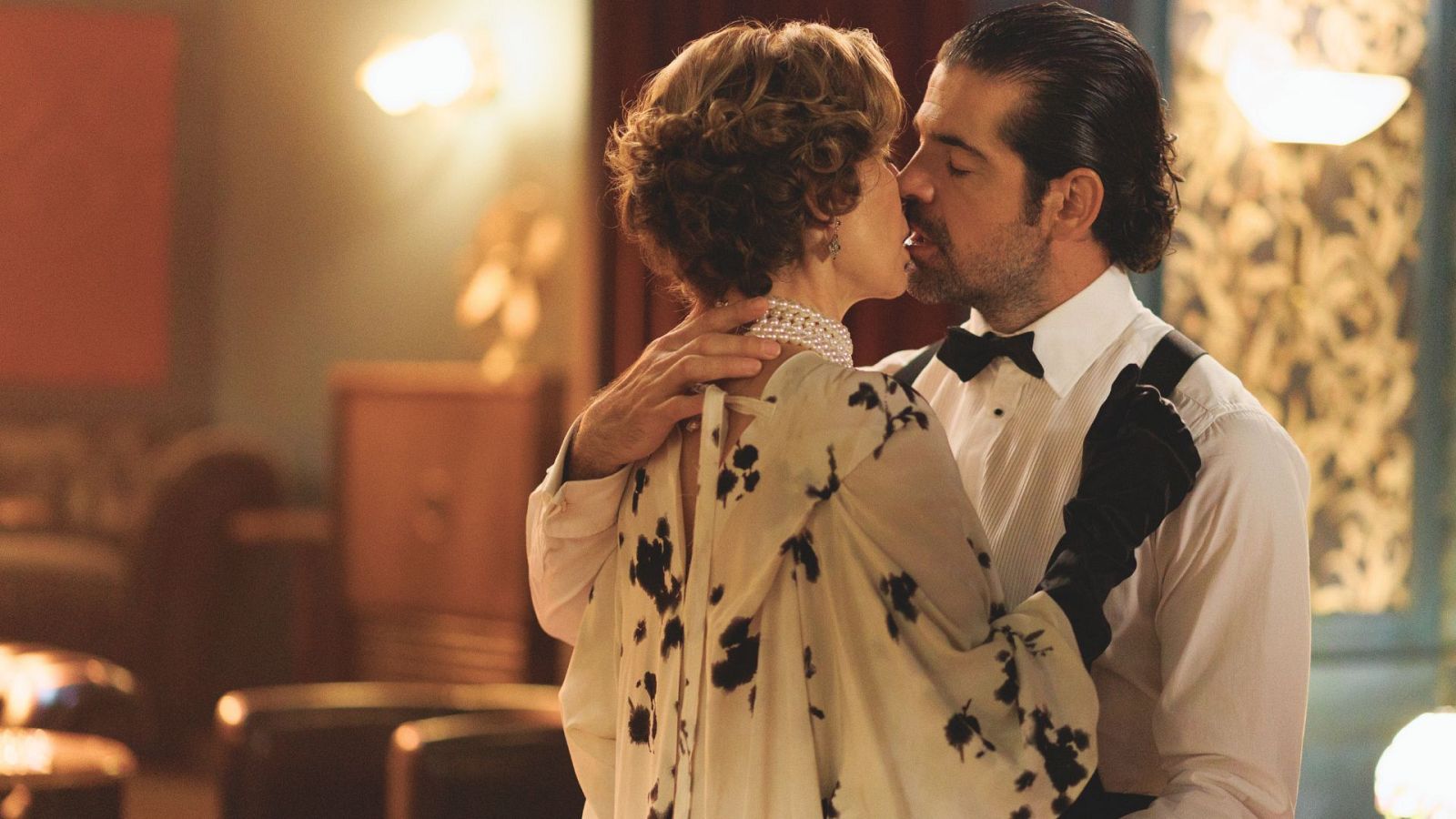 César y Maruja se dan su primer beso