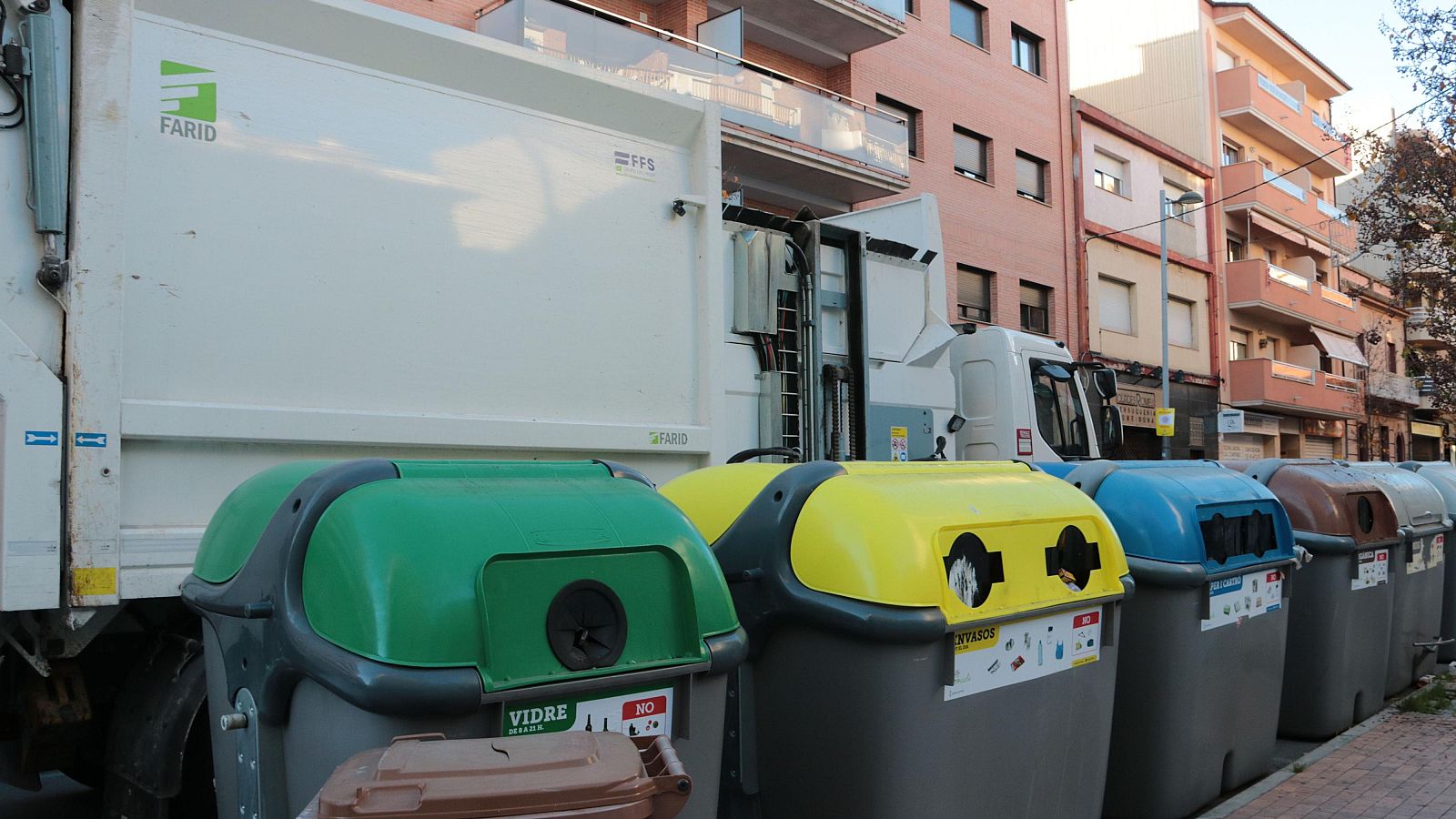 Un camió de la brossa treballant