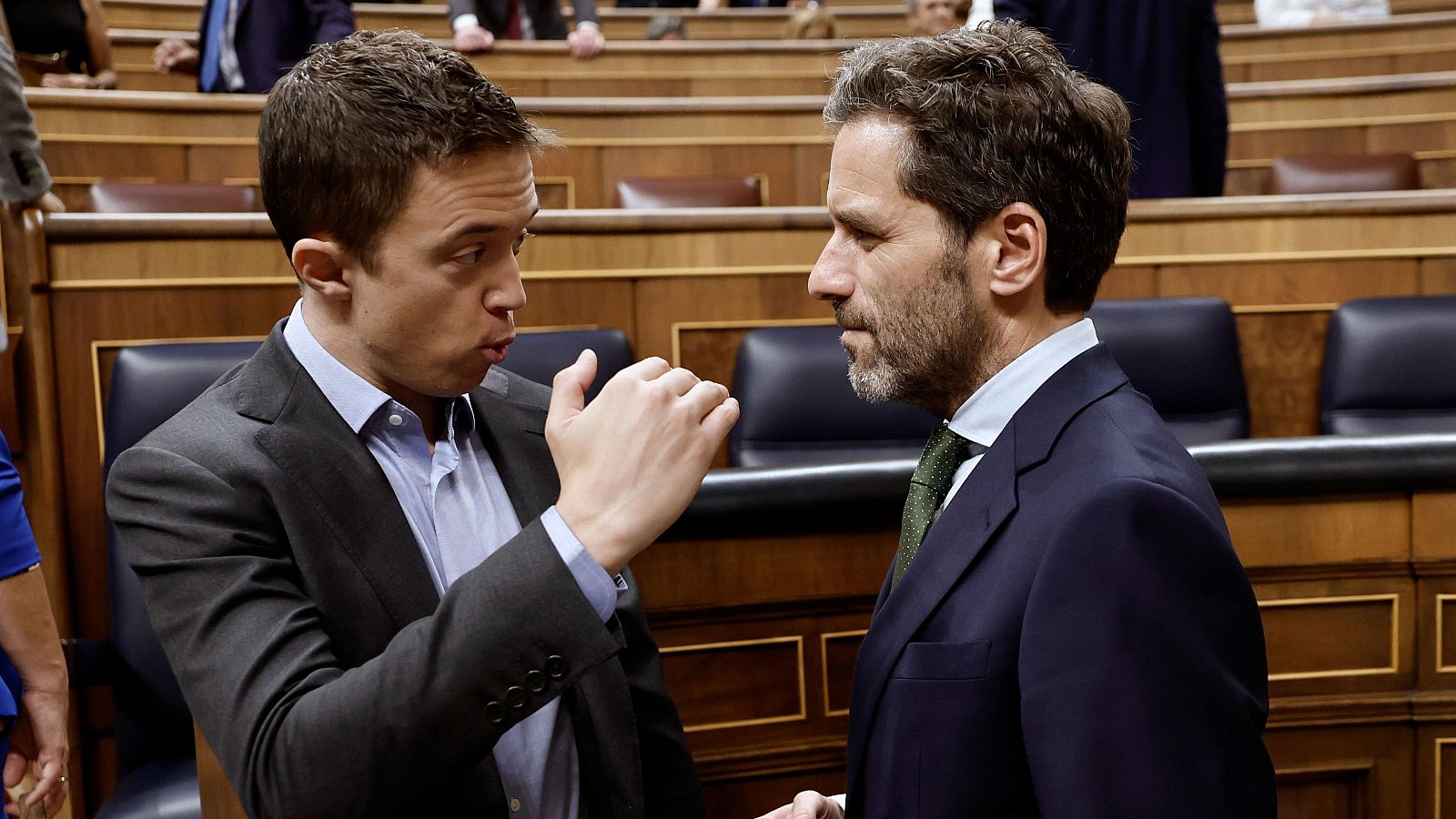 El portavoz nacional del PP, Borja Semper, y el portavoz de Sumar en el Congreso, Íñigo Errejón, conversan en el hemiciclo