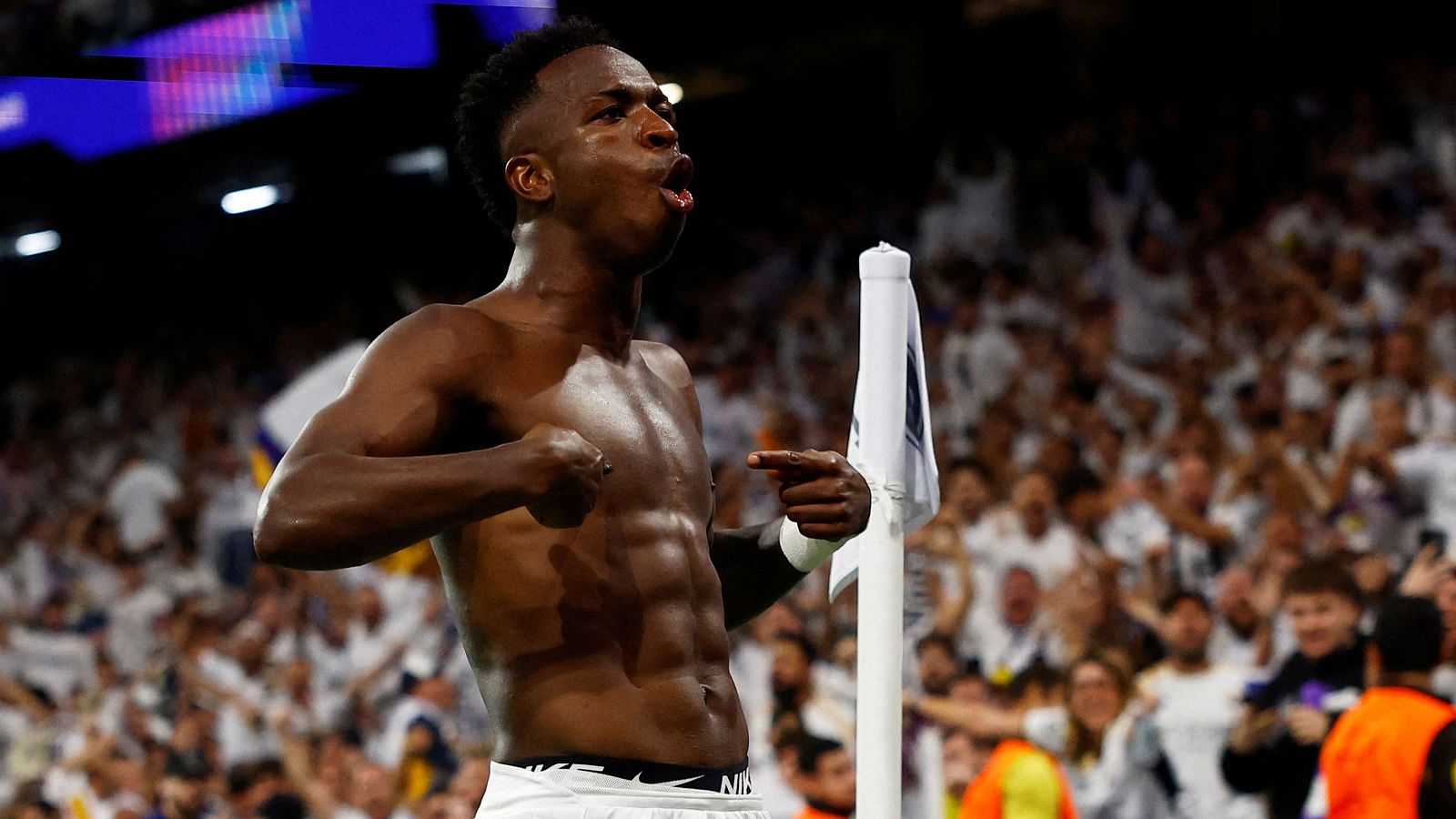 Vinícius se reivindica con un hat-trick a una semana del Balón de Oro