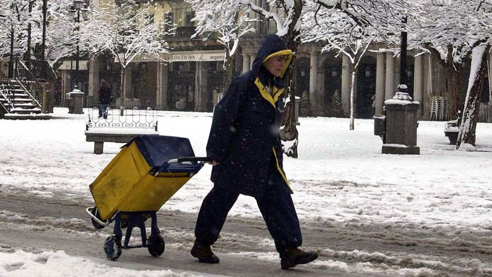 Imagen de archivo de un cartero repartiendo en mitad de una nevada en Segovia